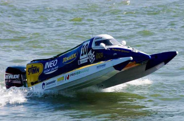 Pose d'autocollants pour sponsors sur bateaux motonautiques