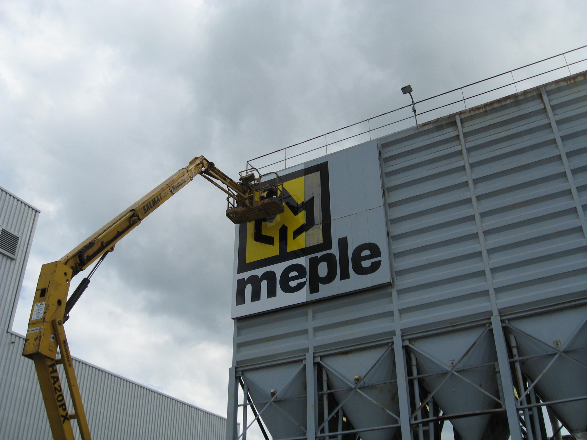 Enseigne adhésif de découpe teinté dans la masse Enseigne adhésif de découpe teinté dans la masse