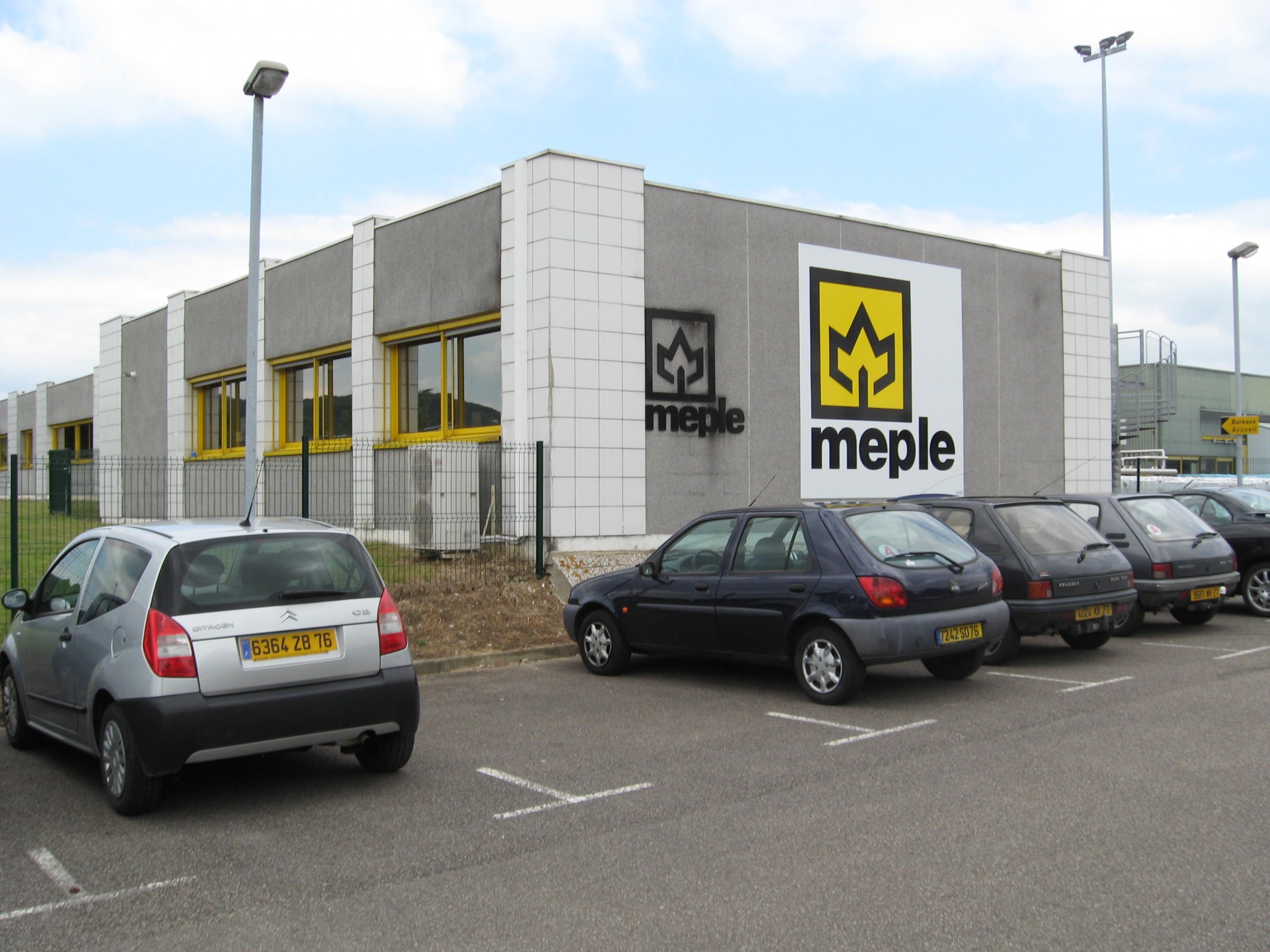 MEPLE enseigne adhésif découpé au plotter MEPLE enseigne adhésif découpé au plotter