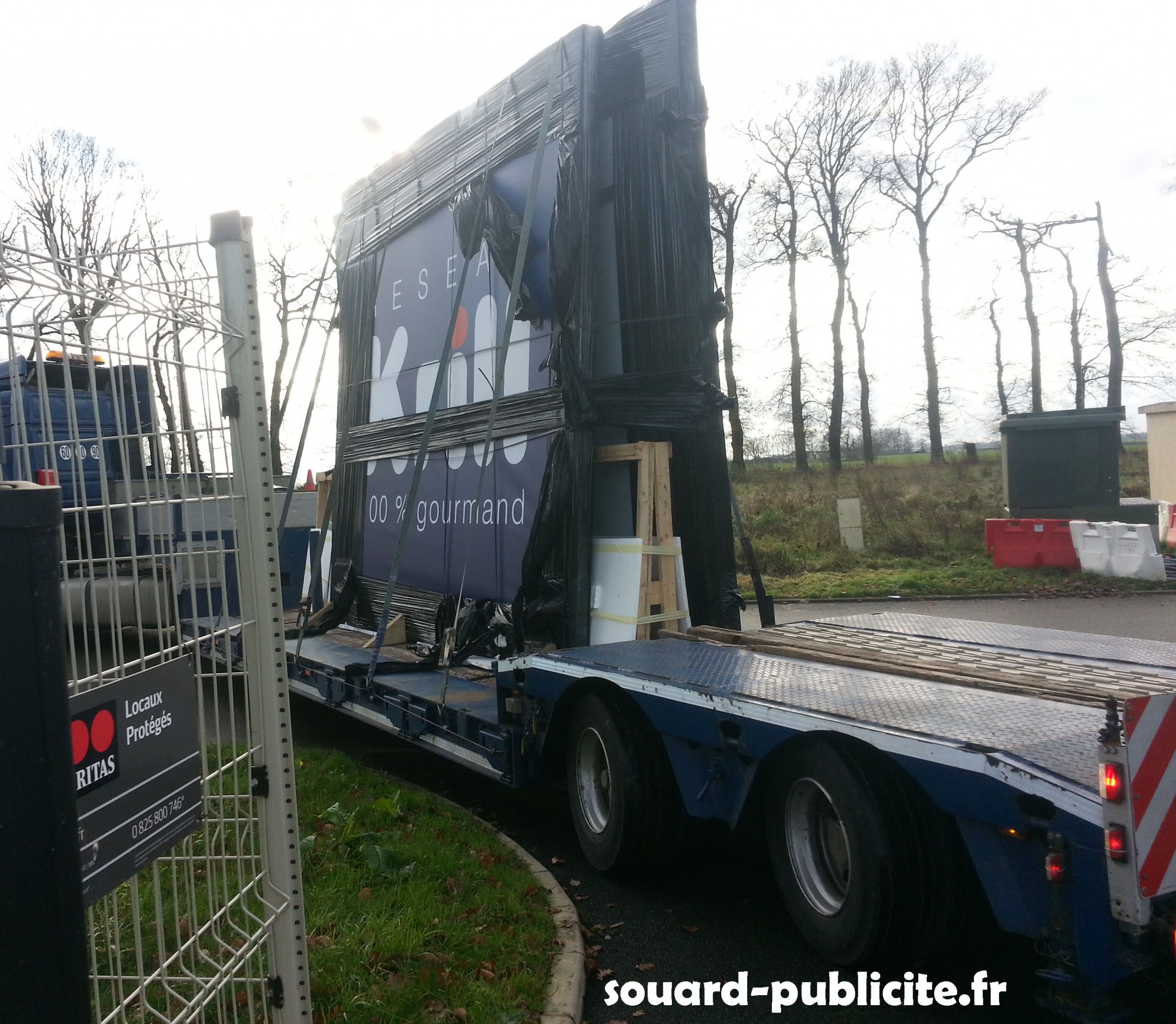 Transport et Pose d'enseigne toile tendue sur Rouen
