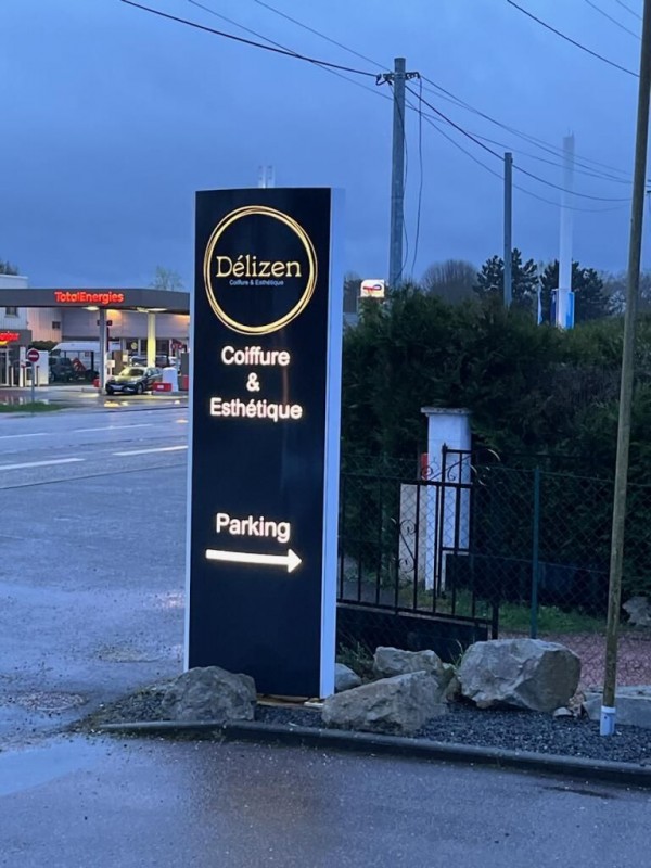 Totem totalement relooké, avec mise en place de leds, face avant en complexe alu ajouré Totem totalement relooké, avec mise en place de leds, face avant en complexe alu ajouré