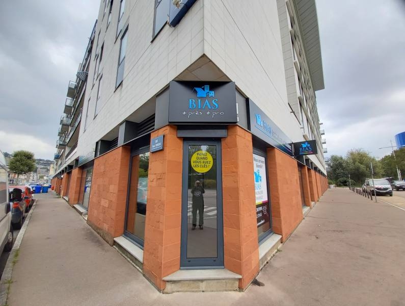 Enseigne lumineuse avec lettres en relief plexi diffusant