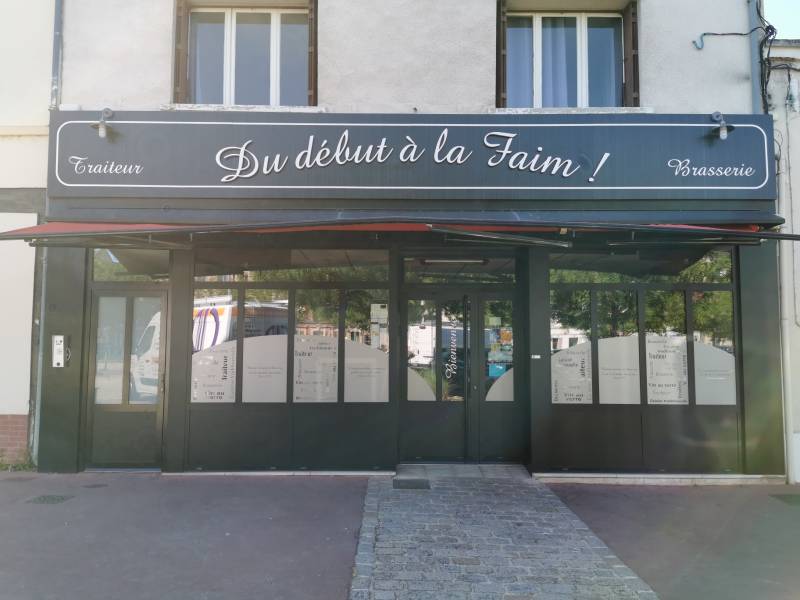 Enseigne lumineuse avec lettres en relief