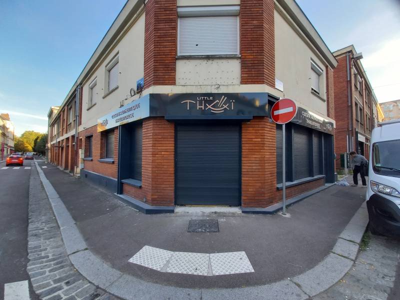 Enseigne lumineuse avec lettres en relief