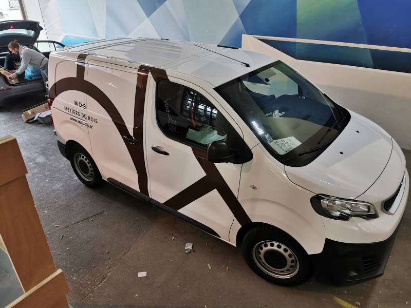 Marquage publicitaire en adhésif sur véhicule Marquage publicitaire en adhésif sur véhicule