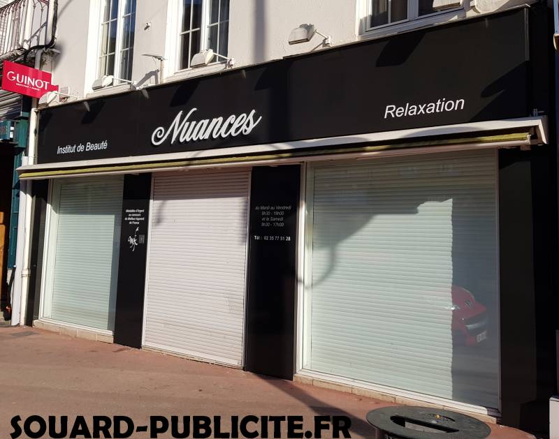 Enseigne lumineuse avec lettres en plexi diffusant Enseigne lumineuse avec lettres en plexi diffusant