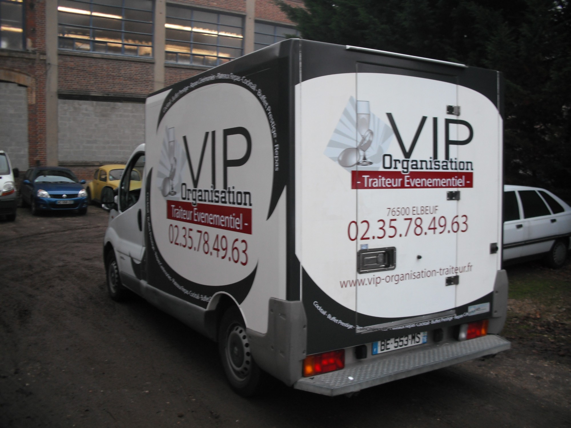 Pose d'adhésifs publicitaires sur camion - VIP - 76