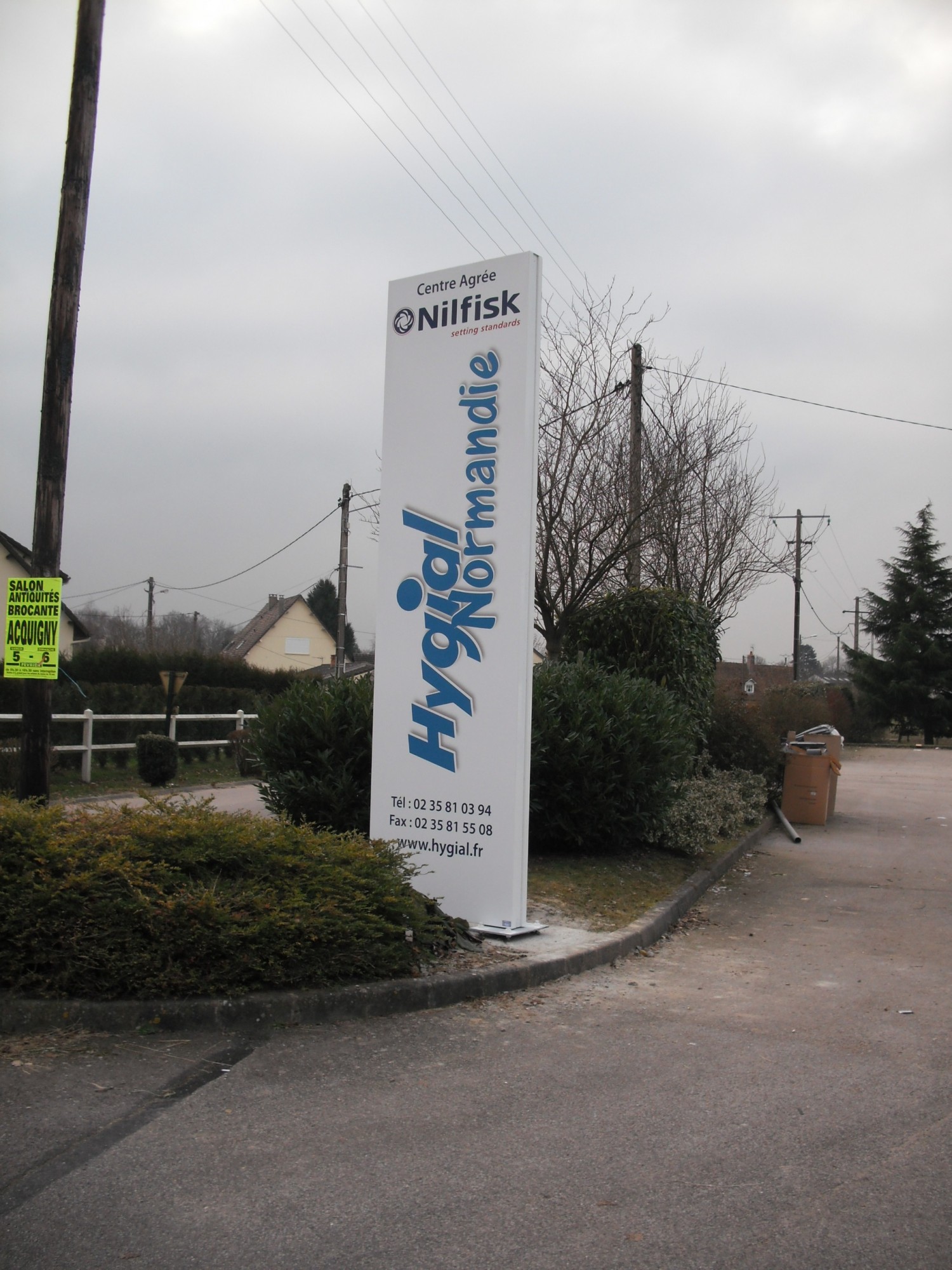 Totem plat recouvert de publicité adhésive en Normandie Totem plat recouvert de publicité adhésive en Normandie