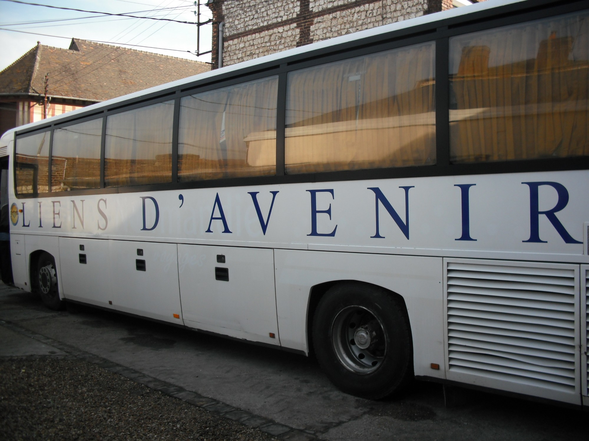 Lettrage adhésif sur bus - LIENS D'AVENIR -