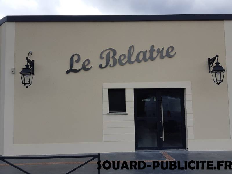 Enseigne en lettres découpées Enseigne en lettres découpées