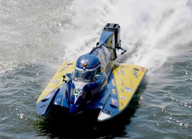 Pose d'autocollants pour sponsors sur bateaux motonautiques Pose d'autocollants pour sponsors sur bateaux motonautiques